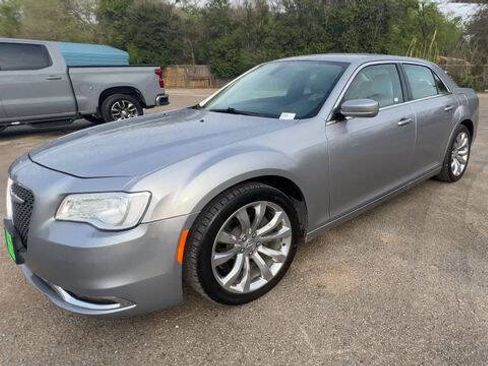 Used 2018 Chrysler 300 Touring L image 4