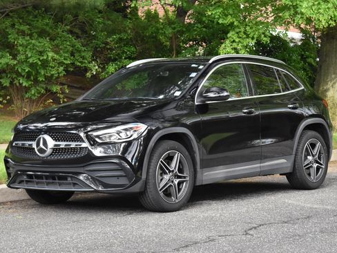 Used 2021 Mercedes-Benz GLA 250 4MATIC w/ AMG Line Exterior image 2