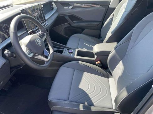 New 2025 Volkswagen Tiguan SE image 16