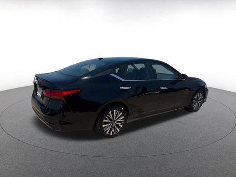 Used 2025 Nissan Altima 2.5 SV FWD image 13