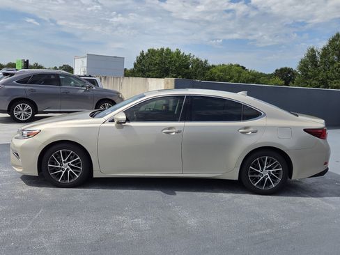 Used 2017 Lexus ES 350 w/ Luxury Package FWD image 2