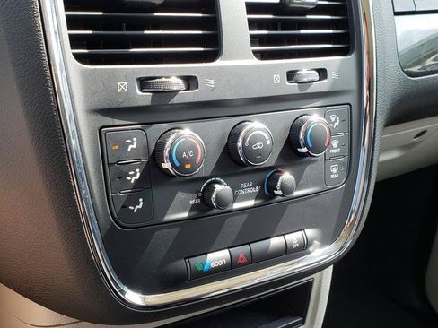Used 2018 Dodge Grand Caravan SE w/ UConnect Hands-Free Group FWD image 24