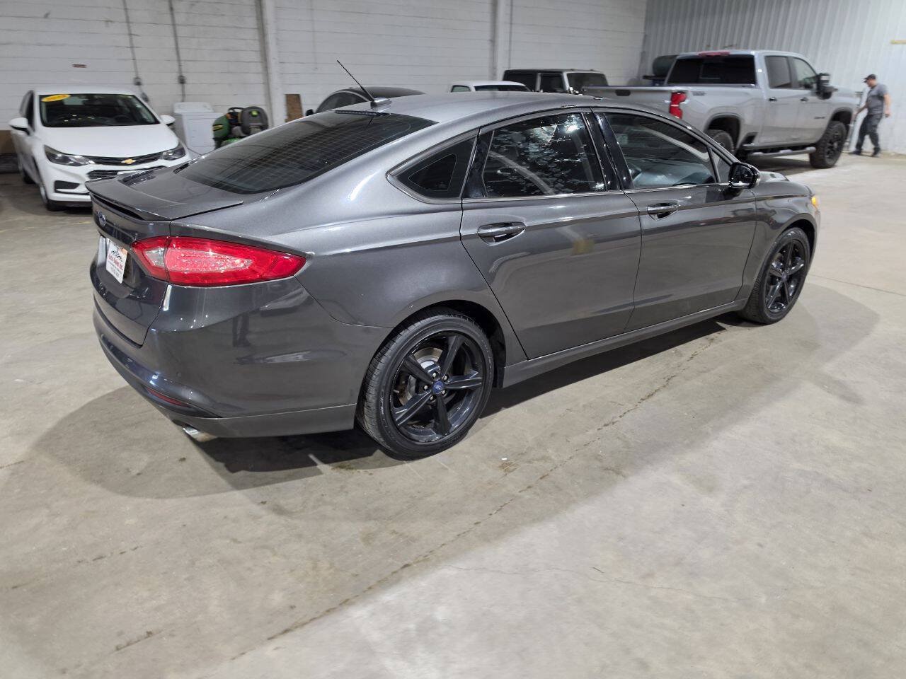 Used 2016 Ford Fusion SE FWD image 11