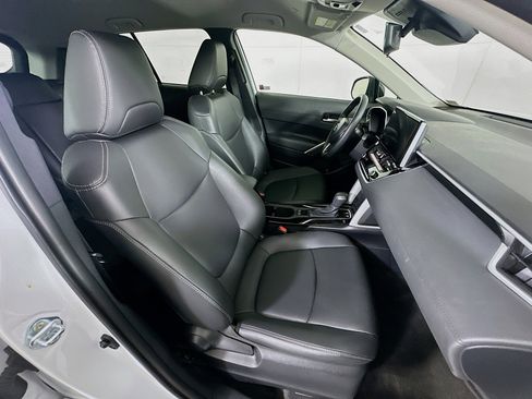 Used 2025 Toyota Corolla Cross XLE image 30