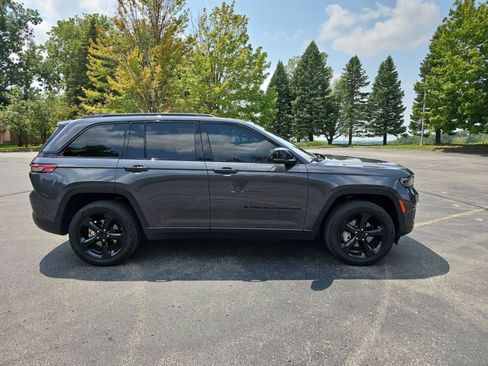 Used 2024 Jeep Grand Cherokee Limited w/ Black Appearance Package AWD/4WD image 5