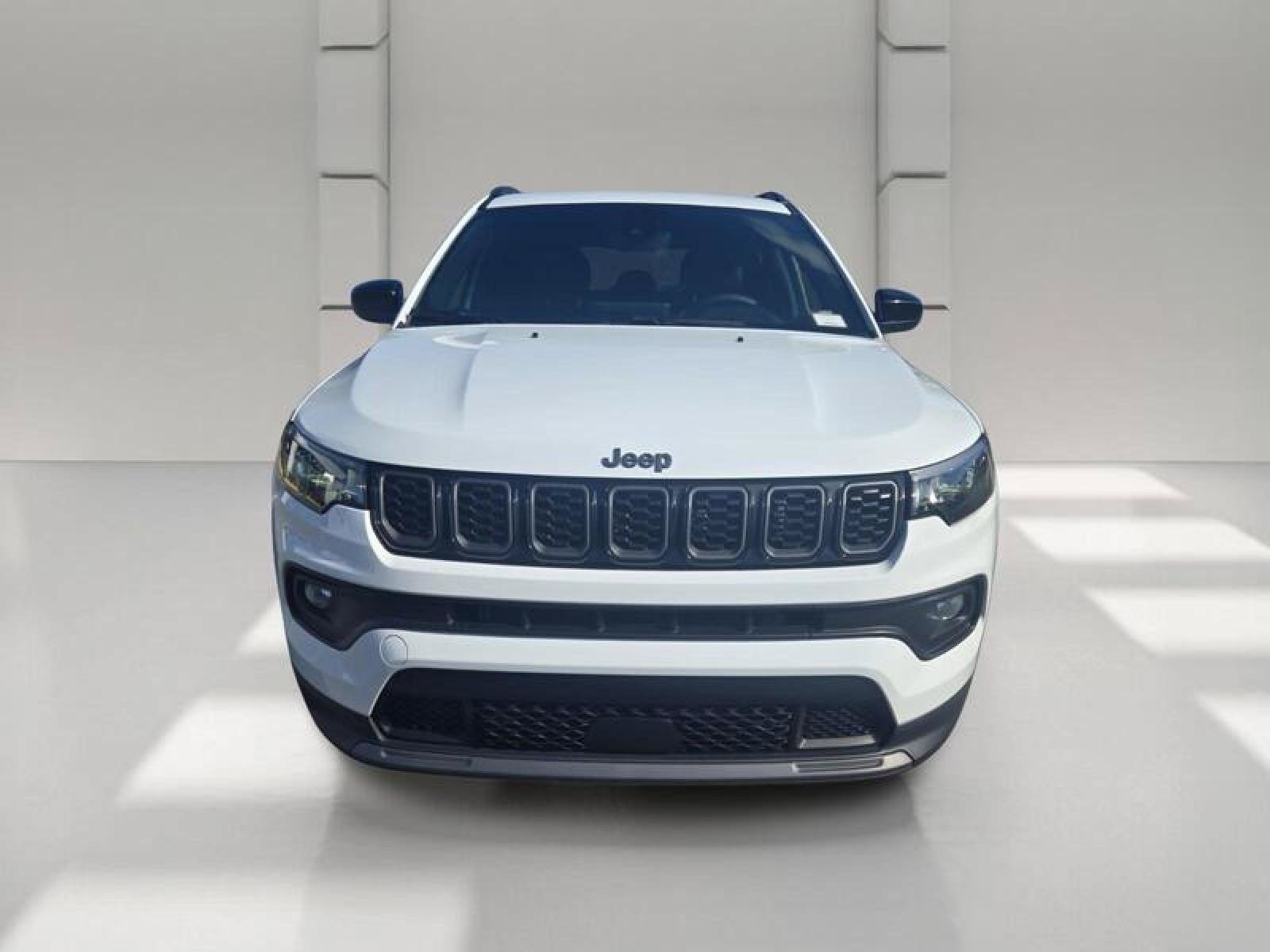 Used 2025 Jeep Compass Latitude w/ Convenience Group AWD/4WD image 2