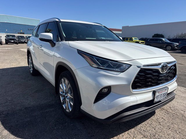 Used 2021 Toyota Highlander Limited FWD image 3