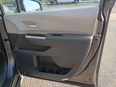 Used 2021 Toyota Sienna XLE image 25