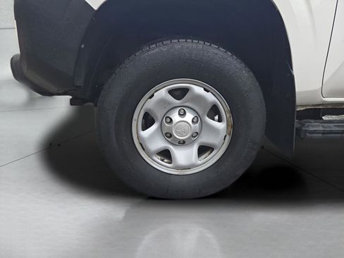 Used 2017 Toyota Tacoma SR image 5
