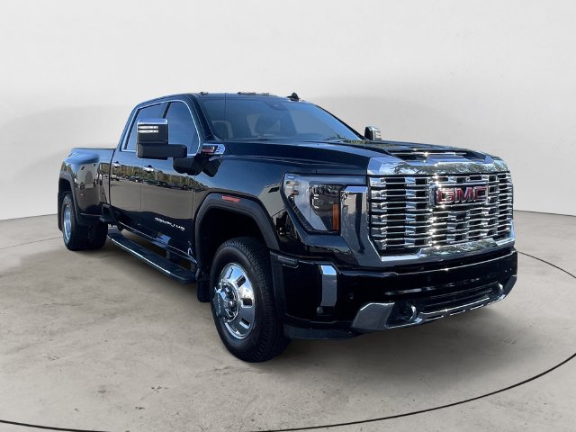 Used 2024 GMC Sierra 3500 Denali w/ Technology Package AWD/4WD image 3
