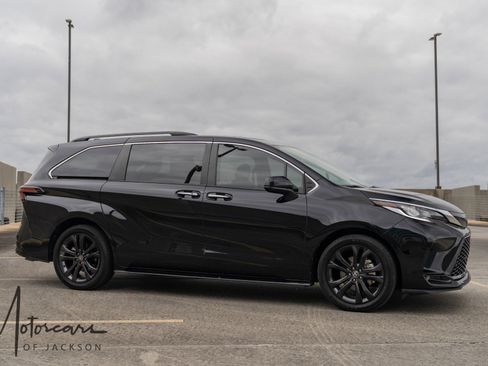 Used 2023 Toyota Sienna XSE image 38