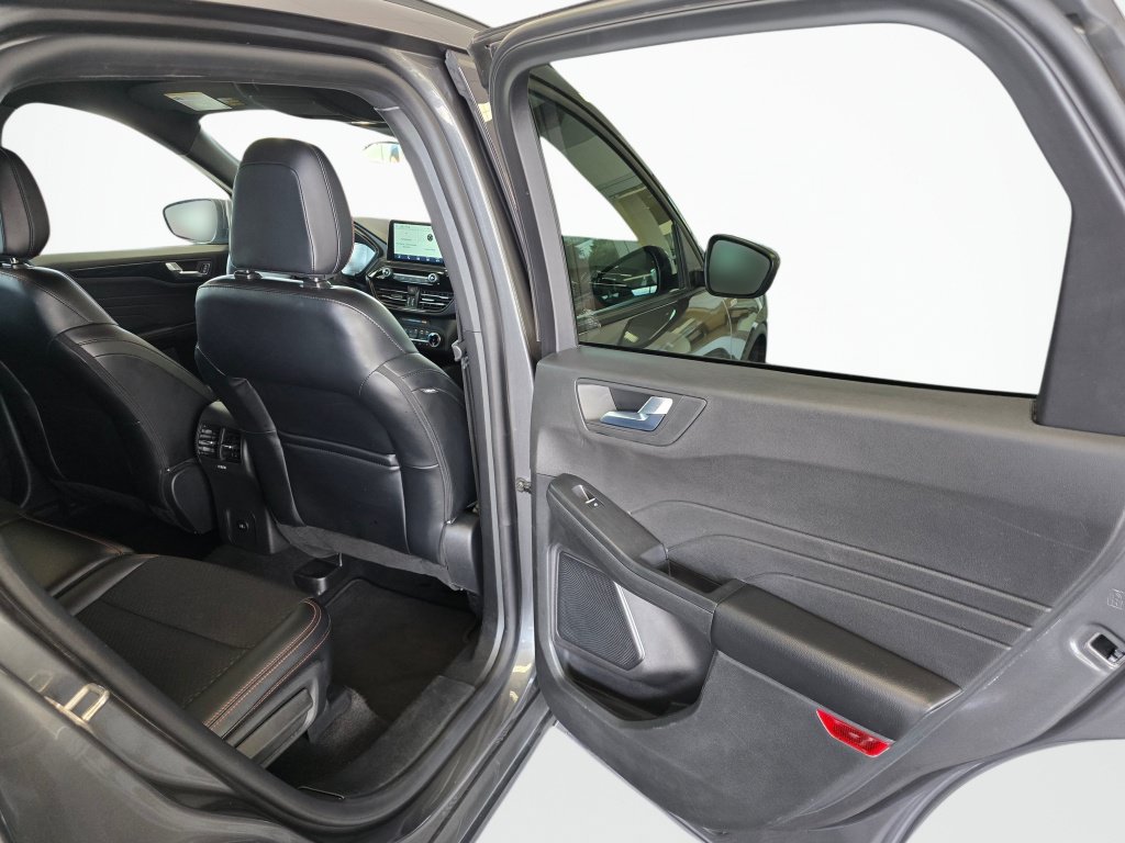 Used 2025 Ford Escape ST-Line Select AWD/4WD image 38