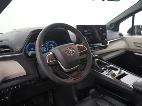 Used 2026 Toyota Sienna Platinum AWD/4WD image 28