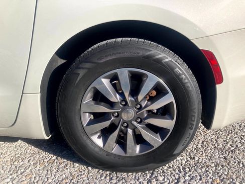 Used 2019 Chrysler Pacifica Touring-L Plus w/ Advanced Safetytec Group image 22