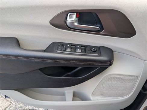 Used 2019 Chrysler Pacifica Touring Plus image 29