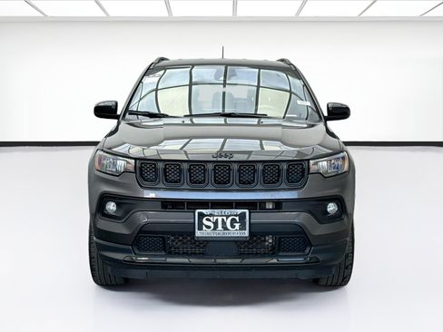 Used 2023 Jeep Compass Latitude AWD/4WD image 2