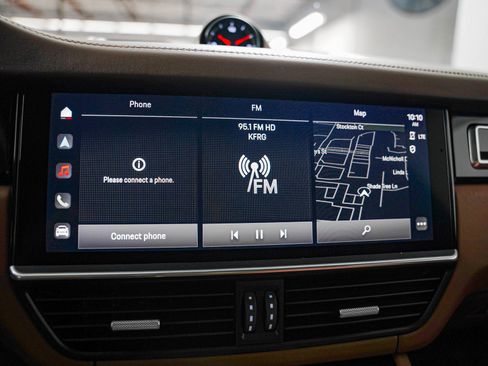 Certified 2023 Porsche Cayenne w/ Premium Package AWD/4WD image 22