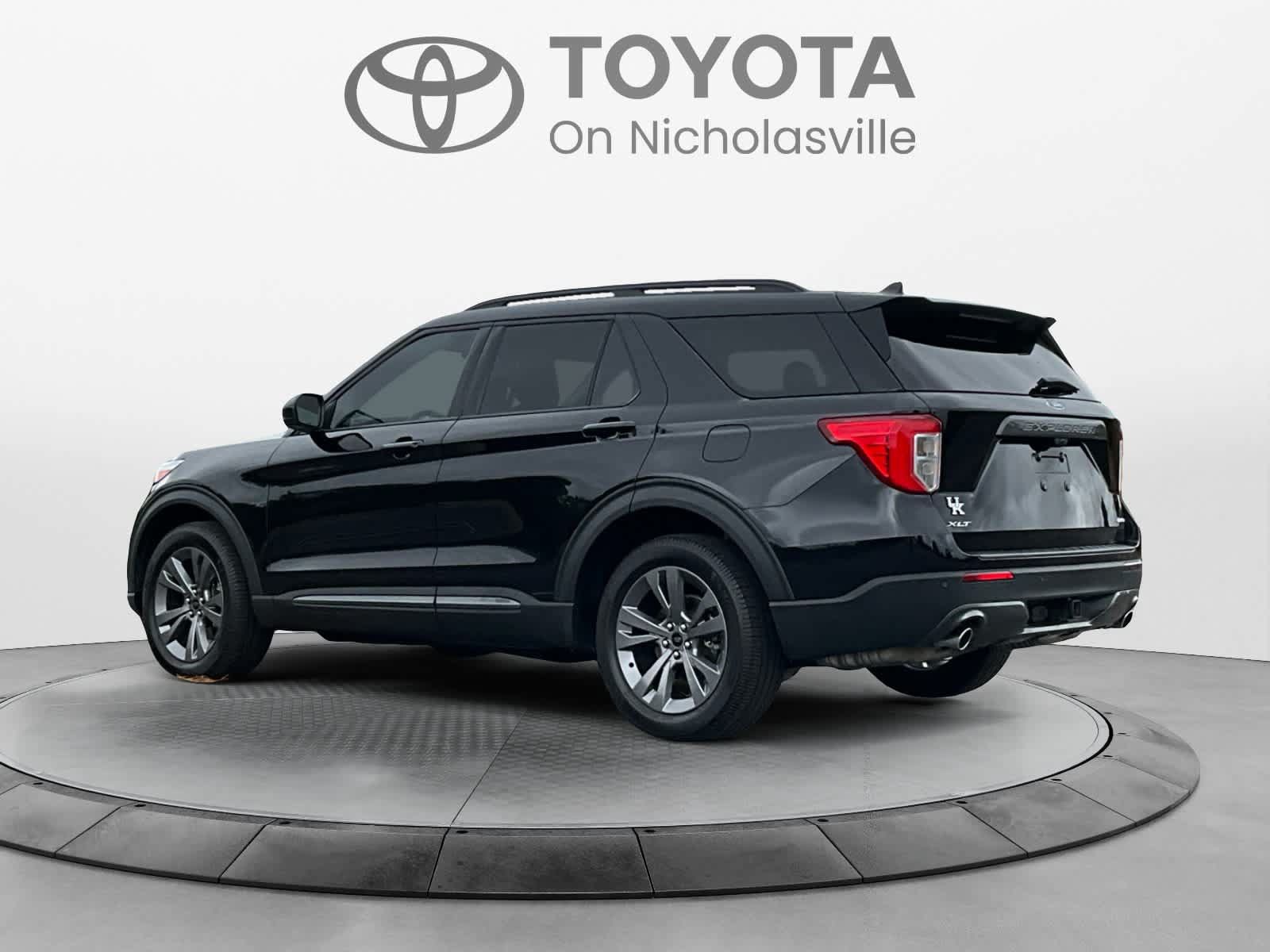Used 2022 Ford Explorer XLT w/ Equipment Group 202A AWD/4WD image 3