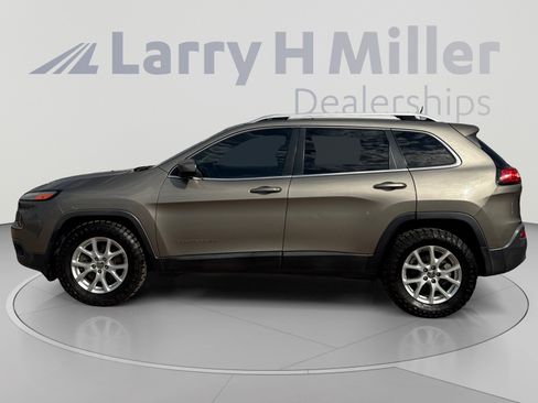 Used 2017 Jeep Cherokee Latitude w/ Comfort & Sound Group FWD image 2