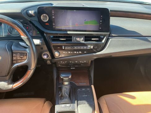 Used 2022 Lexus ES 300h w/ Luxury Package image 11