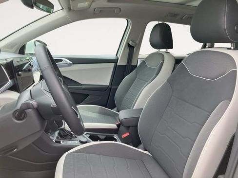 Certified 2025 Volkswagen Taos SE w/ Panoramic Sunroof Package AWD/4WD image 9