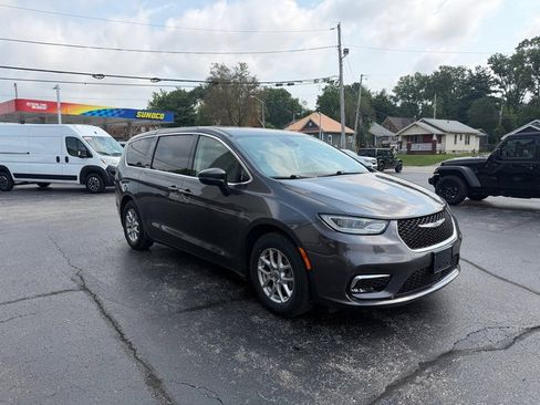Used 2023 Chrysler Pacifica Touring-L FWD image 6