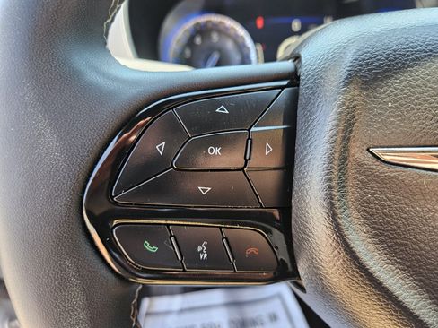 Used 2025 Chrysler Pacifica Limited FWD image 26