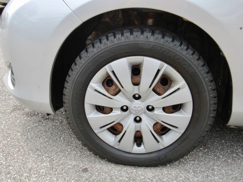 Used 2012 Toyota Yaris L image 12