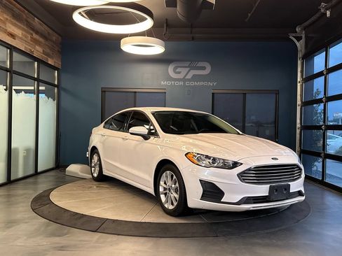 Used 2020 Ford Fusion SE FWD image 1