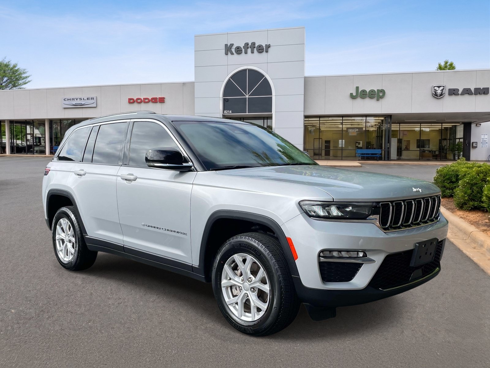 Used 2023 Jeep Grand Cherokee Limited AWD/4WD image 3
