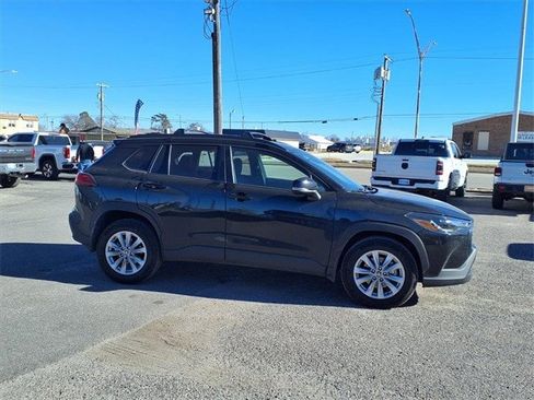 Used 2024 Toyota Corolla Cross LE image 2