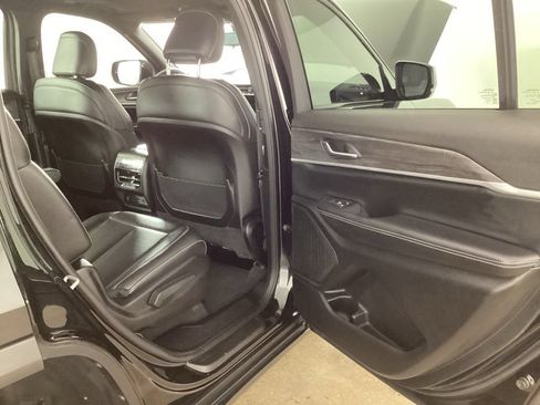 Used 2024 Jeep Grand Cherokee L Limited w/ Black Appearance Package AWD/4WD image 21