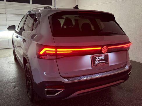 Used 2026 Volkswagen Taos SE w/ Panoramic Sunroof Package FWD image 50