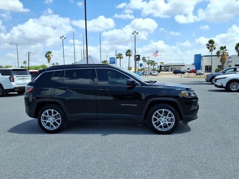Used 2023 Jeep Compass Latitude image 9