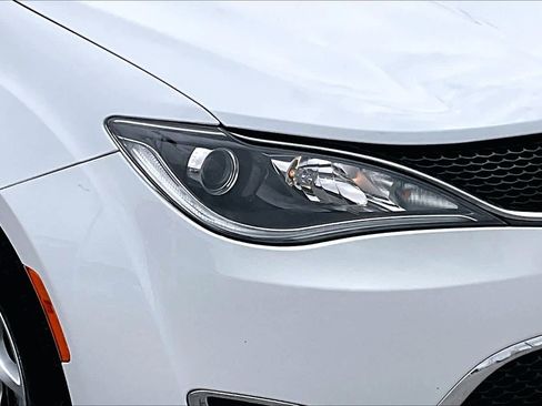 Used 2020 Chrysler Pacifica Touring-L Plus w/ Tire & Wheel Group FWD image 24