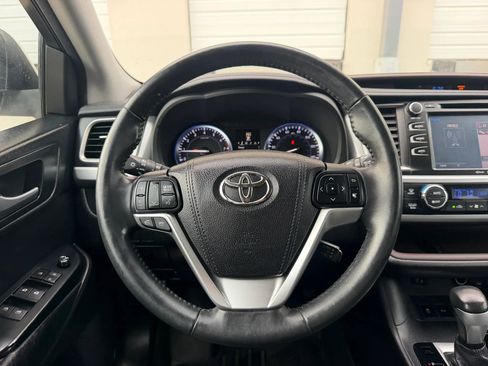 Used 2015 Toyota Highlander XLE FWD image 11
