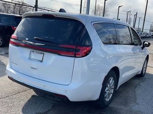 Used 2024 Chrysler Pacifica Touring-L image 6