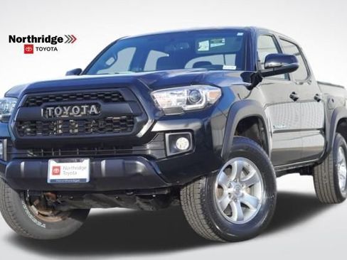 Used 2017 Toyota Tacoma TRD Off-Road image 1