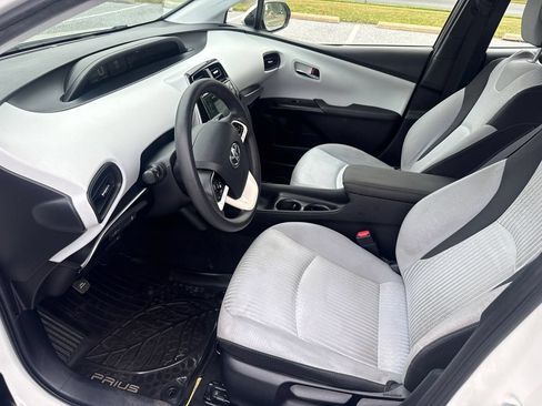 Used 2017 Toyota Prius Two FWD image 9