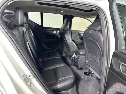 Used 2024 Volvo XC40 B5 Core image 26