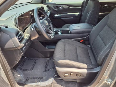 Used 2025 Chevrolet Traverse LT w/ Driver Confidence Package FWD image 19