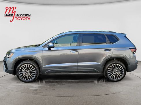 Used 2025 Volkswagen Taos SE FWD image 13