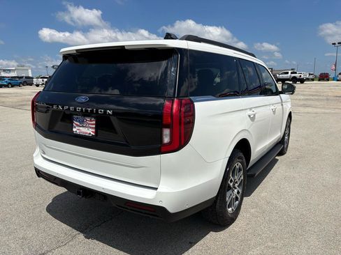 Used 2025 Ford Expedition Active AWD/4WD image 3