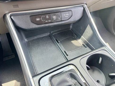 Used 2025 Kia Carnival EX FWD image 20