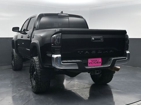 Used 2017 Toyota Tacoma TRD Off-Road w/ Tow Package (A/T) image 16