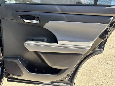 Used 2022 Toyota Highlander XLE image 27