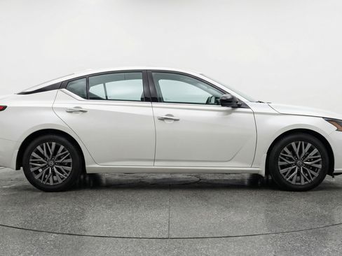 Used 2025 Nissan Altima 2.5 SV FWD image 11