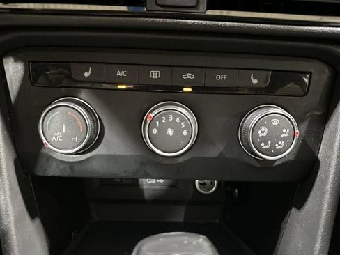 Used 2022 Volkswagen Taos SE FWD image 16