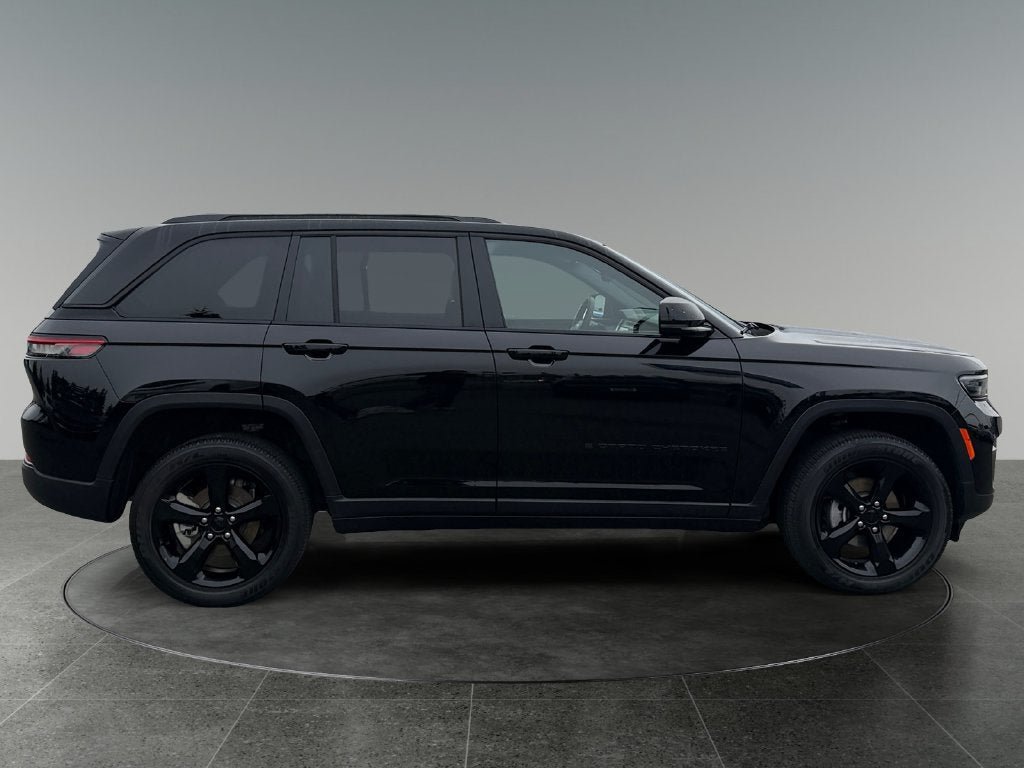 Used 2023 Jeep Grand Cherokee Altitude AWD/4WD image 10