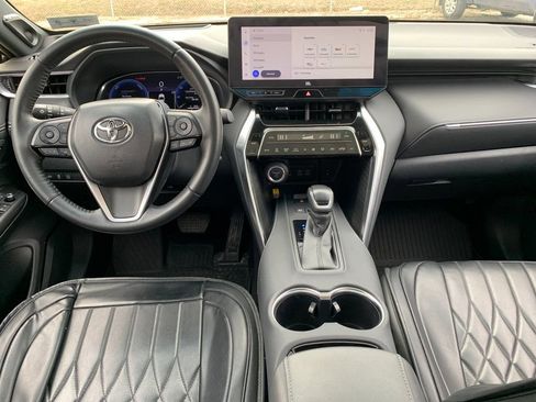 Used 2023 Toyota Venza Limited image 16